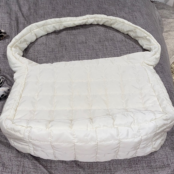 ‼️SOLD‼️white puffer bag - Picture 1 of 1